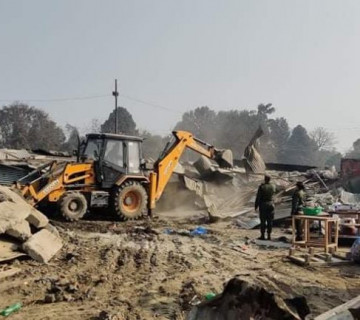 डोजर लाएर हटाउन थालियो खुलामञ्चभित्र बनाइएका संरचना